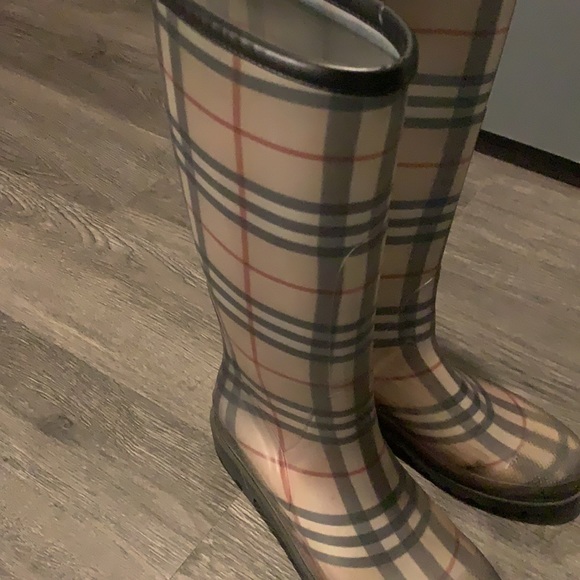 Authentic Burberry rain boots - Picture 2 of 5